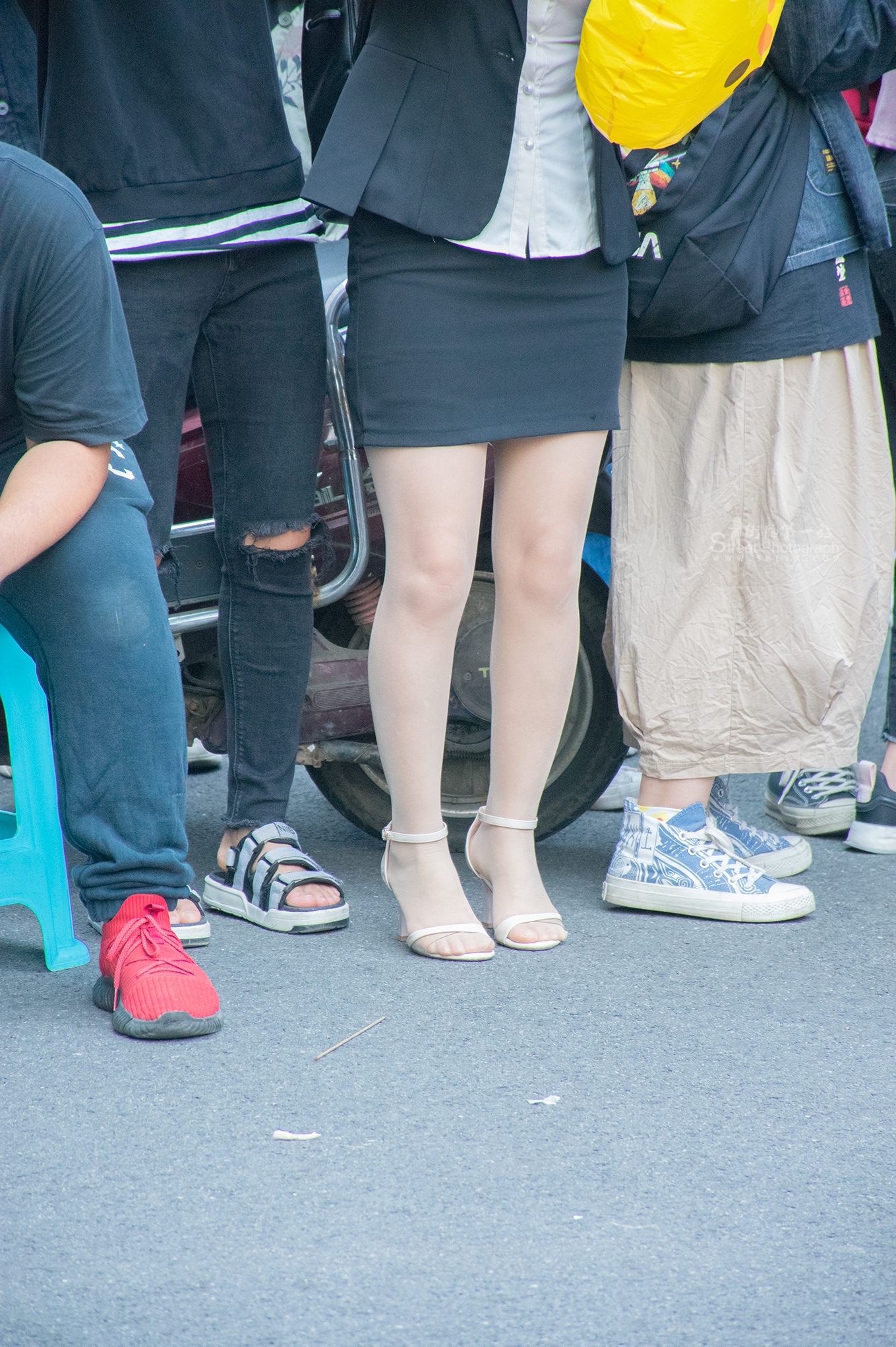 图片[2]-丝忆江南 街拍美腿 大学校园毕业照街拍丝袜美足-91美腿图片网