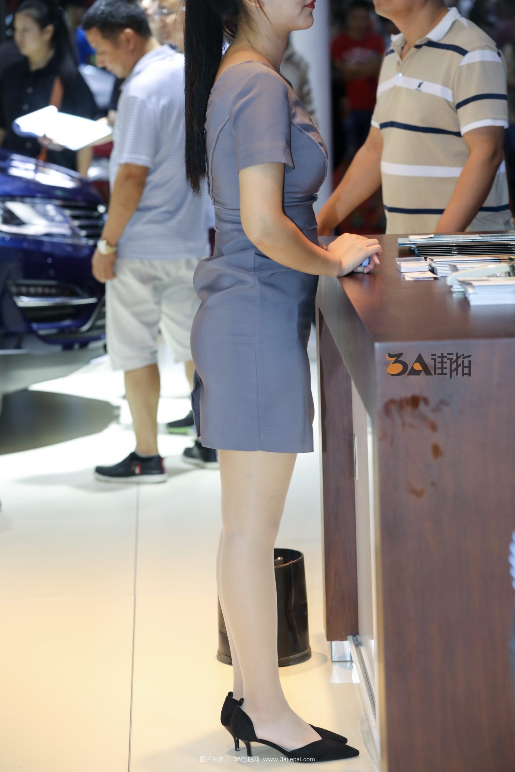 车展美女前台小姐  西装连衣裙 肉丝高跟 3a街拍美女图片-91美腿图片网