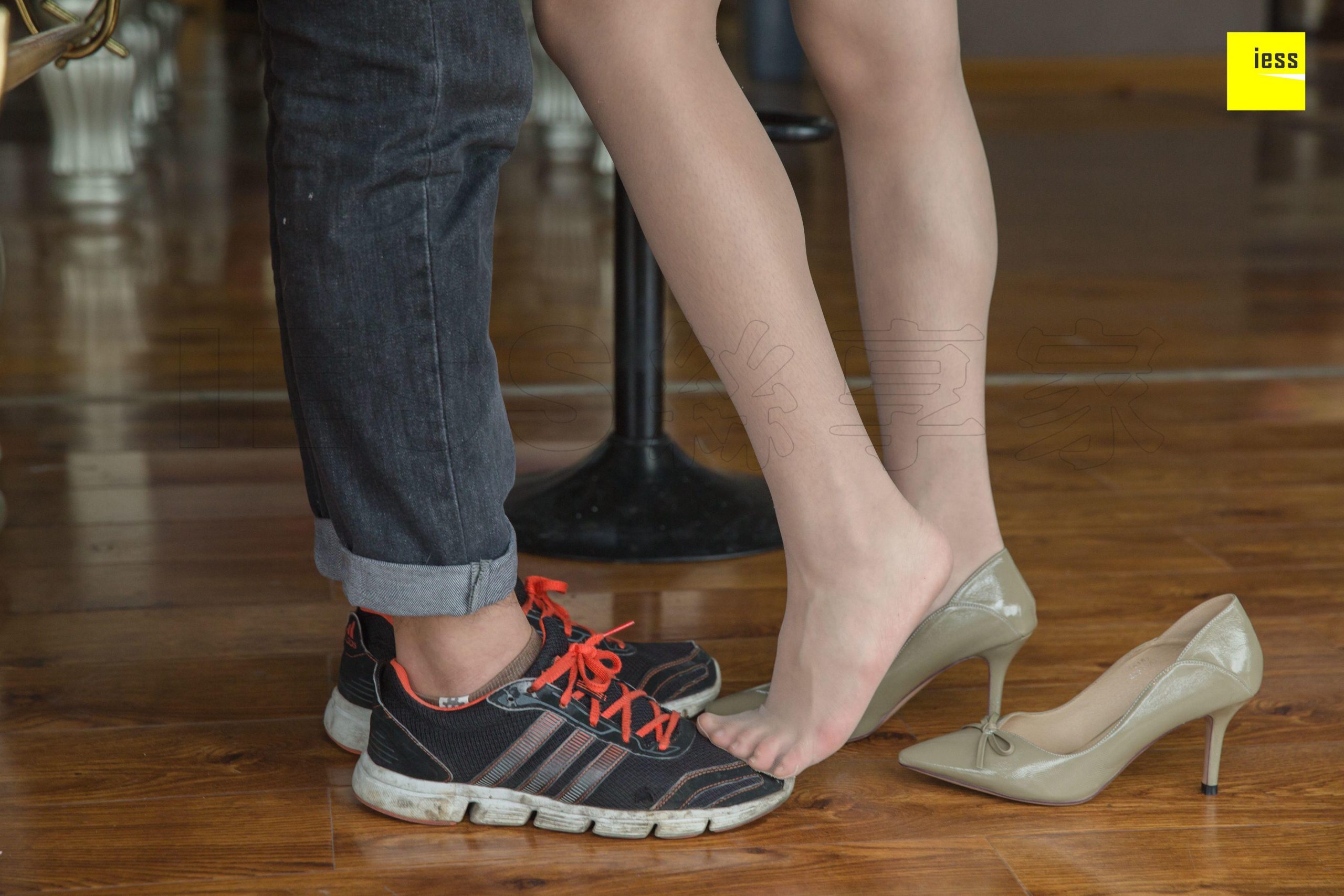 91美腿图片网-分享知名美腿写真套图视频资源