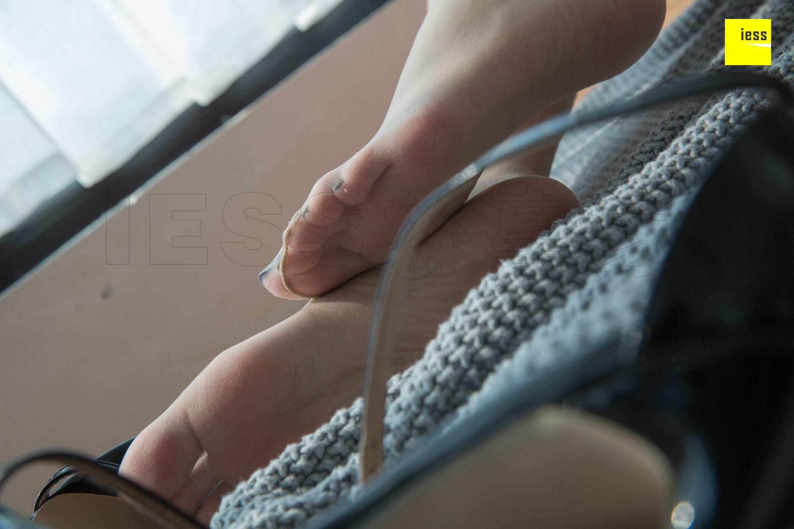 图片[86]-iess异思趣向 紫紫 性感一字扣细高跟凉鞋 高清丝袜美腿写真图96P-91美腿图片网