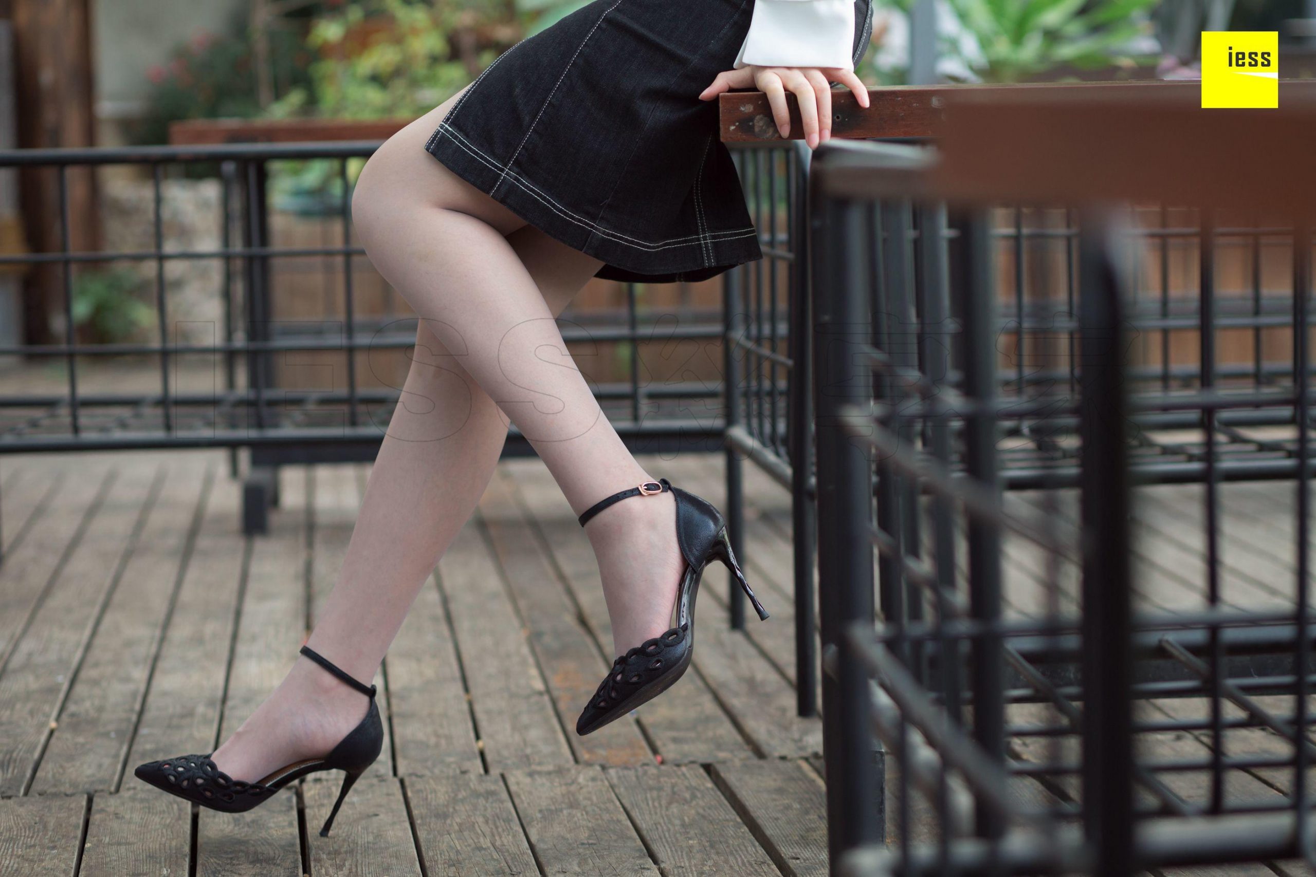 91美腿图片网-分享知名美腿写真套图视频资源