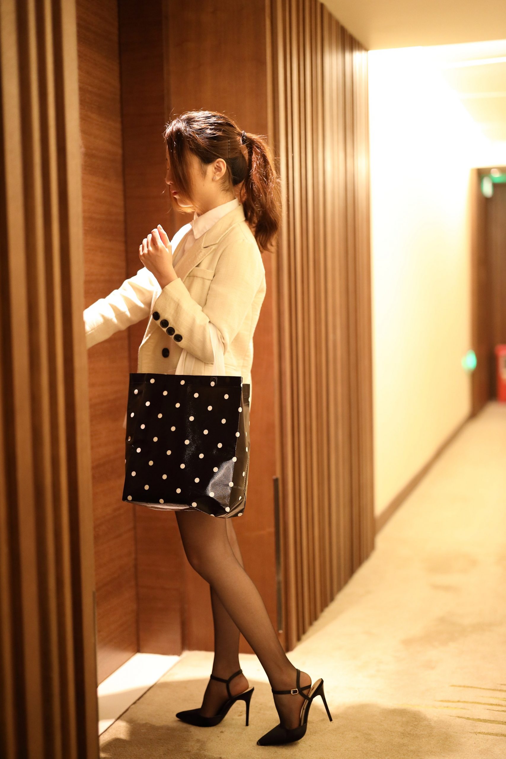 91美腿图片网-分享知名美腿写真套图视频资源